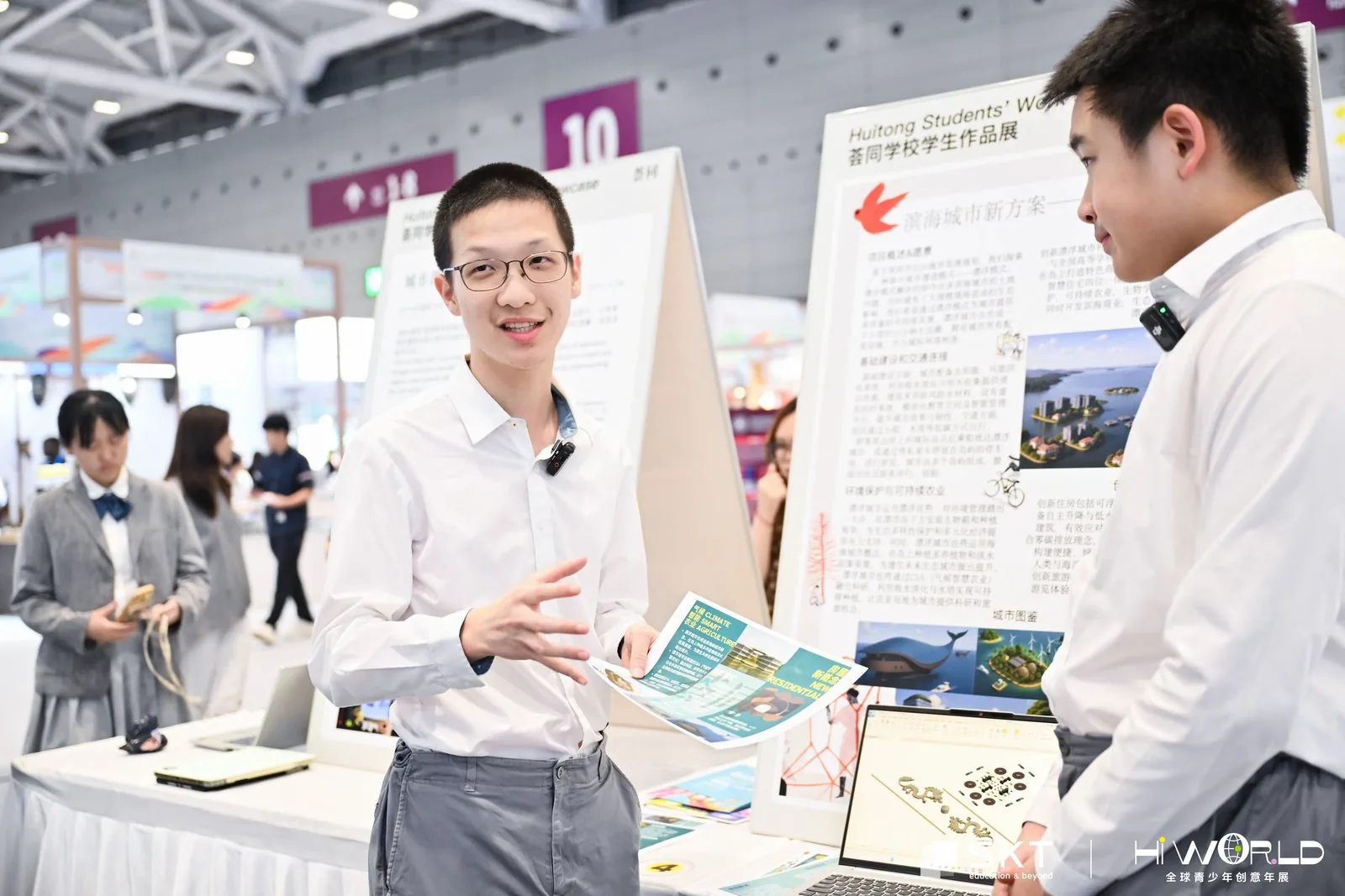 参展者与观众交流