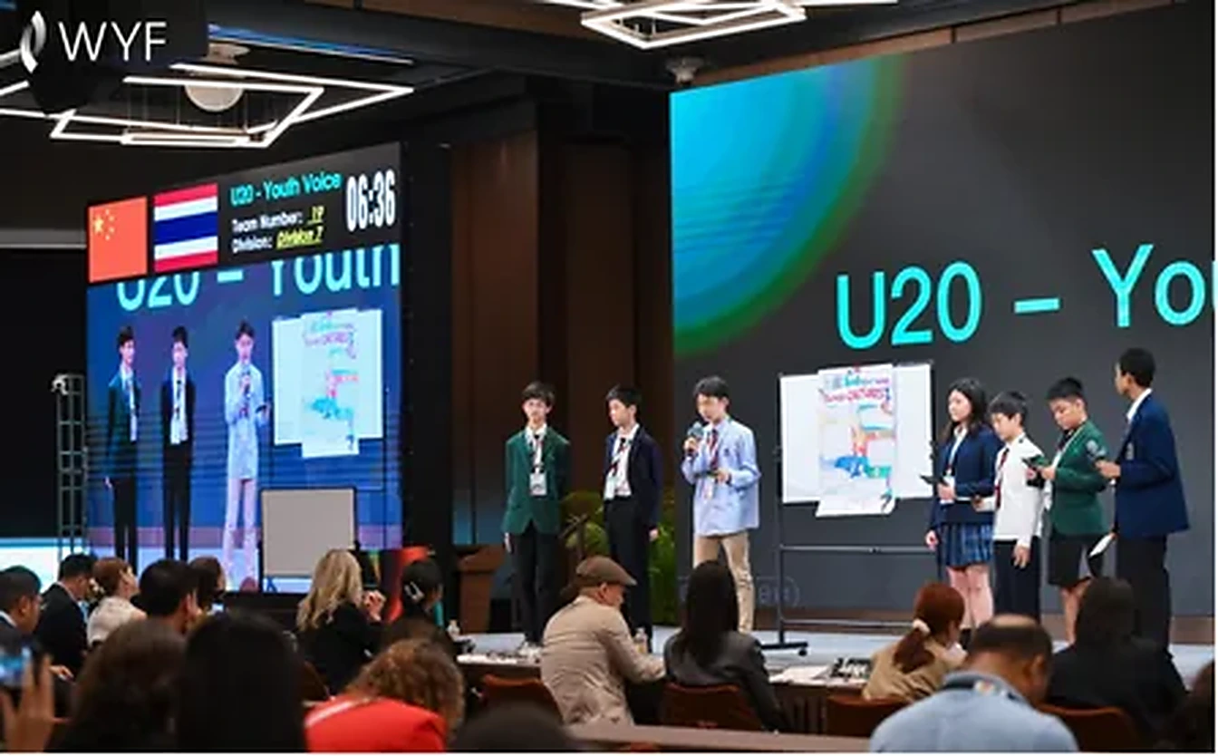 U20参赛团队上台展演