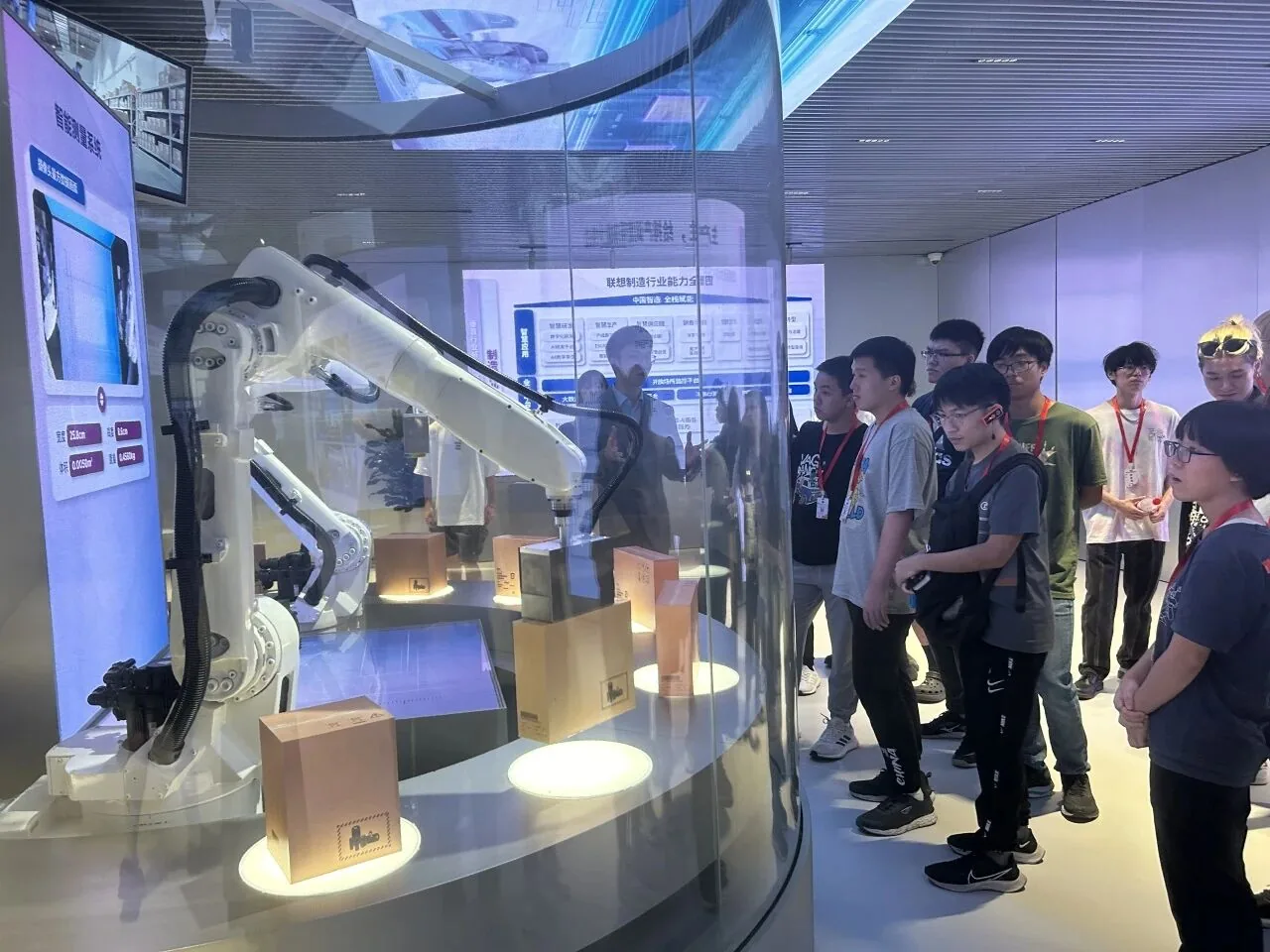 联想未来中心：科技展项参访